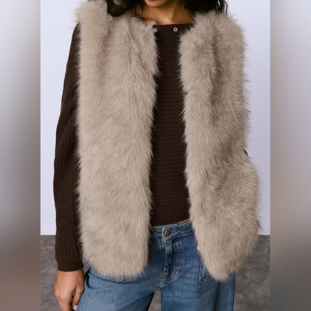 New Look Faux Fur Vest in Soft Beige